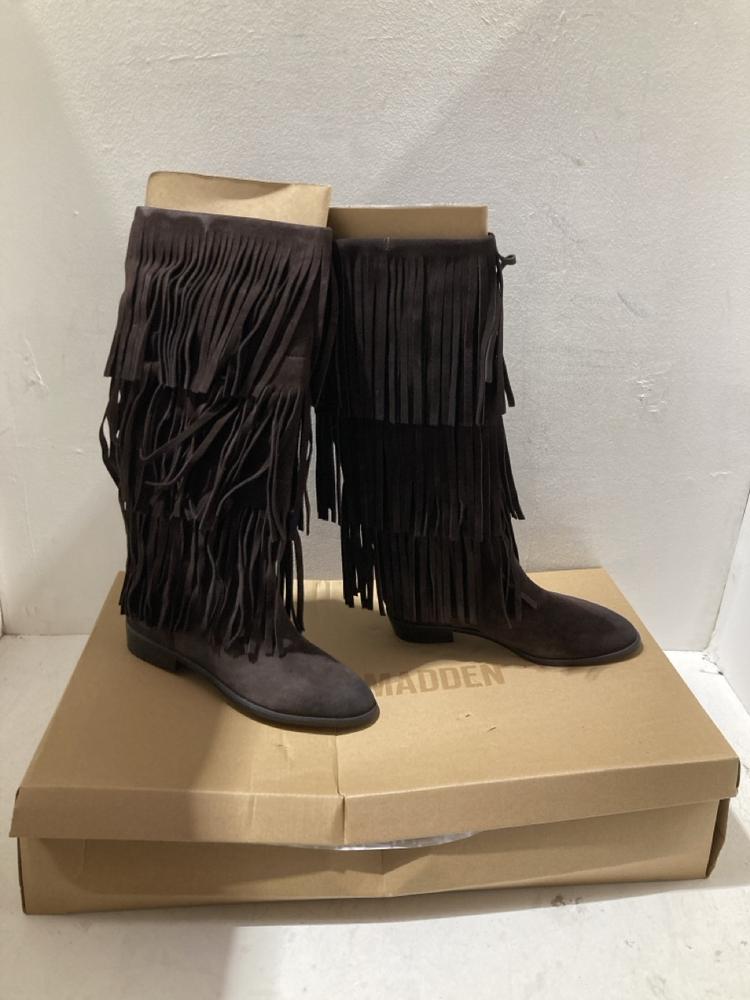 Lot 1261  
            Birmingham SR108 - Parcel Delivery Only 

                
STEVE MADDEN SPUR BOOTS BROWN SUEDESIZE UK 4 ORIGINAL RRP £240