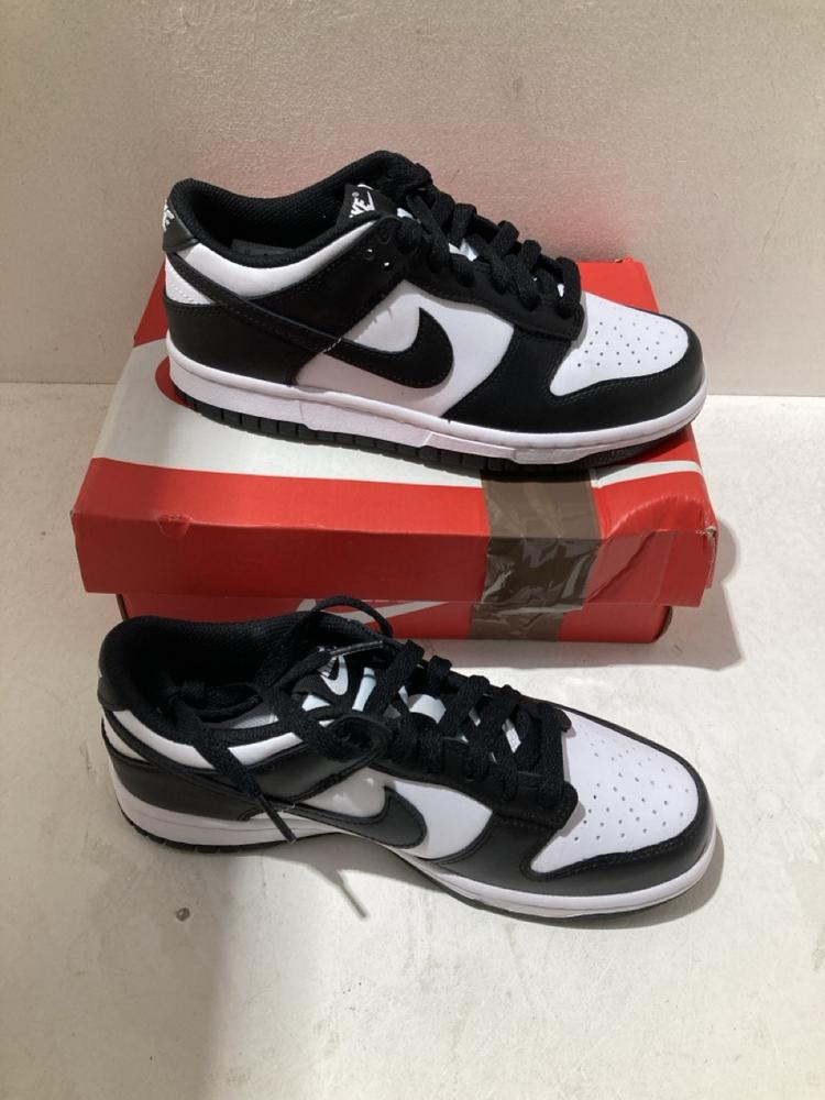 Lot 1265  
            Birmingham SR108 - Parcel Delivery Only 

                
NIKE DUNK LOW TRAINERS SIZE 5Y
