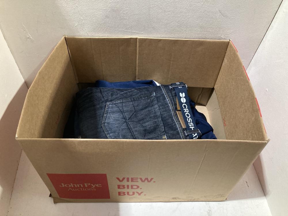 Lot 1281  
            Birmingham SR108 - Parcel Delivery Only 

                
BOX OF CLOTHING TO INCLUDE ADIDAS TRACK TOP SIZE 42/44