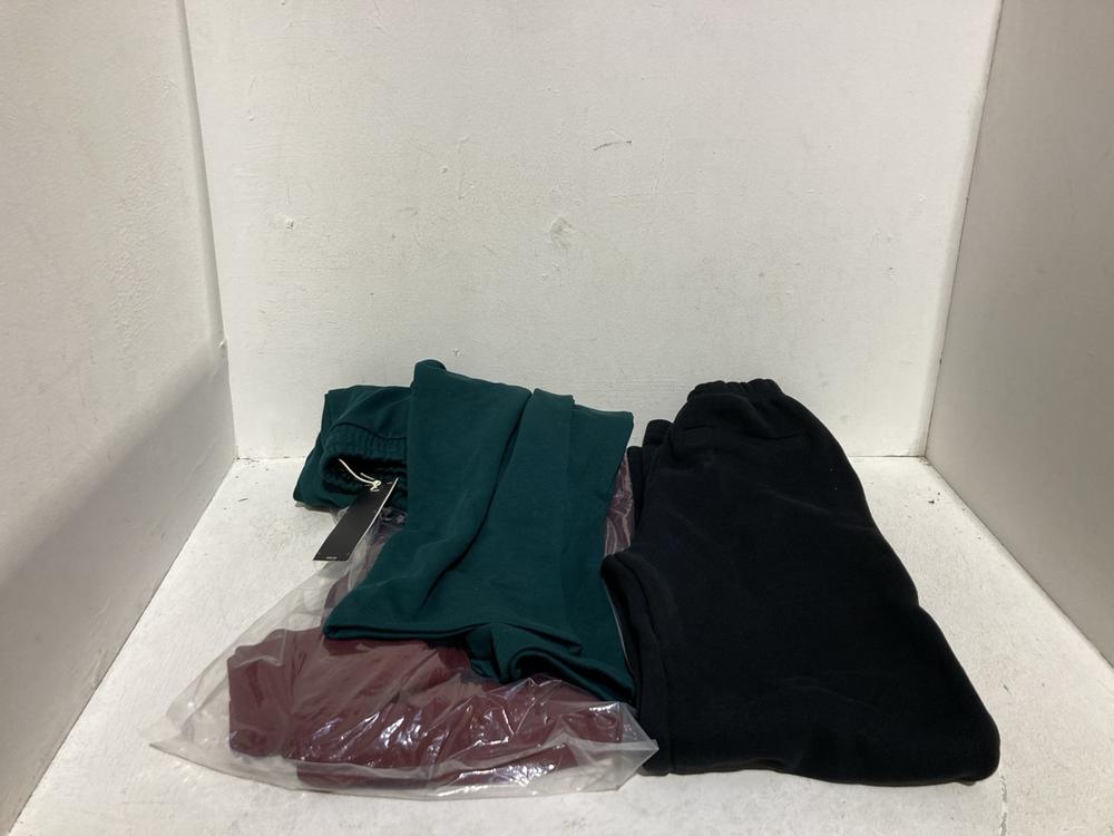 Lot 1298  
            Birmingham SR108 - Parcel Delivery Only 

                
3 X ITEMS TO INCLUDE THECOUTURECLUB UK S JOGGING BOTTOMS