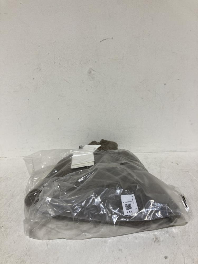 Lot 145  
            Birmingham SR108 - Parcel Delivery Only 

                
2 ITEMS OF CLOTHING TO INCLUDE CASHMERE SWEATSHIRT