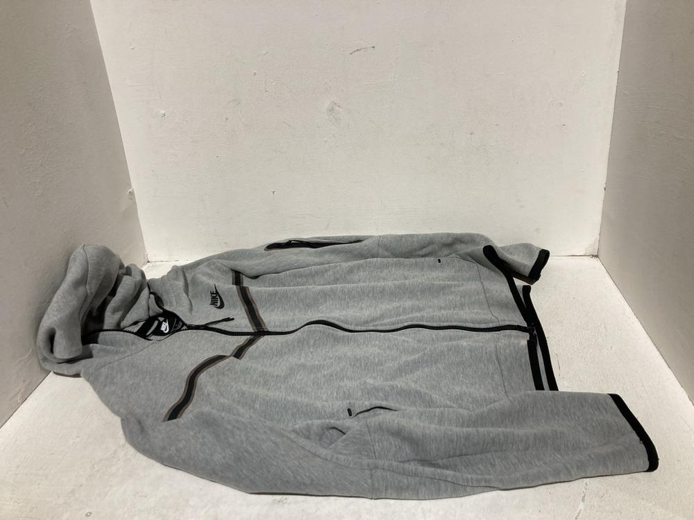 Lot 176  
            Birmingham SR108 - Parcel Delivery Only 

                
3 X MEN'S CLOTHING TO INCLUDE CLOVU TARTAN JACKET SIZE L