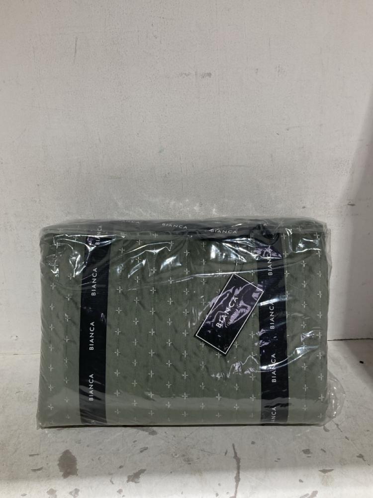 Lot 330  
            Birmingham SR108 - Parcel Delivery Only 

                
BOX OF ITEMS TO INCLUDE BIANCA FINE LINES GREEN BEDSPREAD