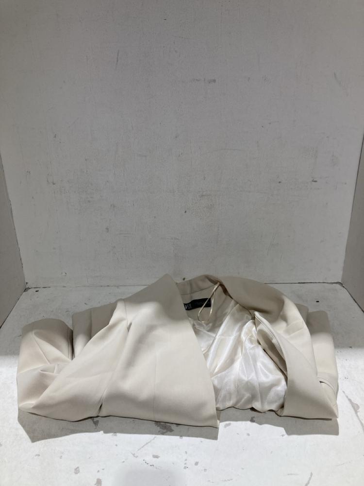 Lot 335  
            Birmingham SR108 - Parcel Delivery Only 

                
BOX OF ITEMS TO INCLUDE NIKE BLACK TRAINERS SIZE 11