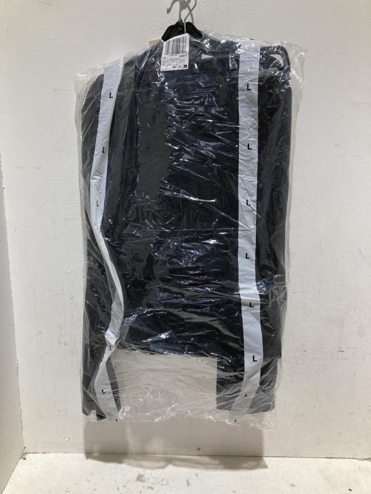 Lot 355  
            Birmingham SR108 - Parcel Delivery Only 

                
BOX OF ITEMS TO INCLUDE SIMPLY BE LADIES BLACK SILK PINK SPOT DRESS NO SIZE GIVEN