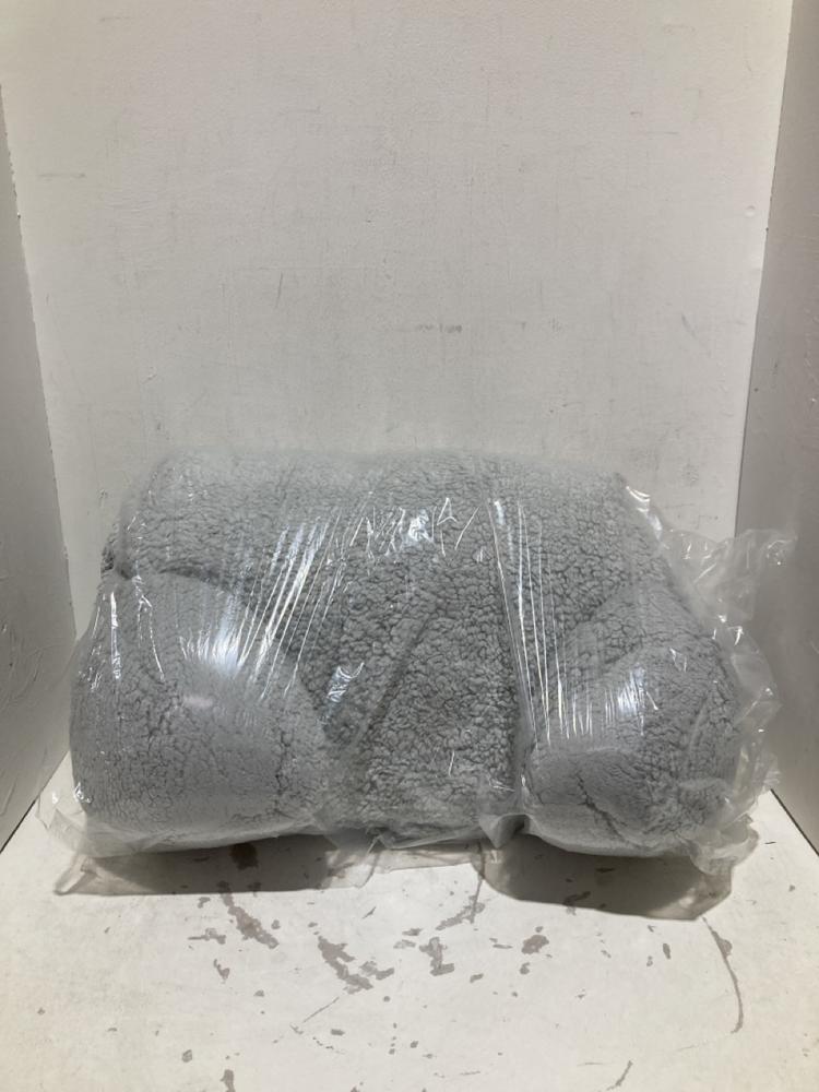Lot 365  
            Birmingham SR108 - Parcel Delivery Only 

                
BOX OF ITEMS TO INCLUDE LARGE FLUFFY CREAM PILLOW