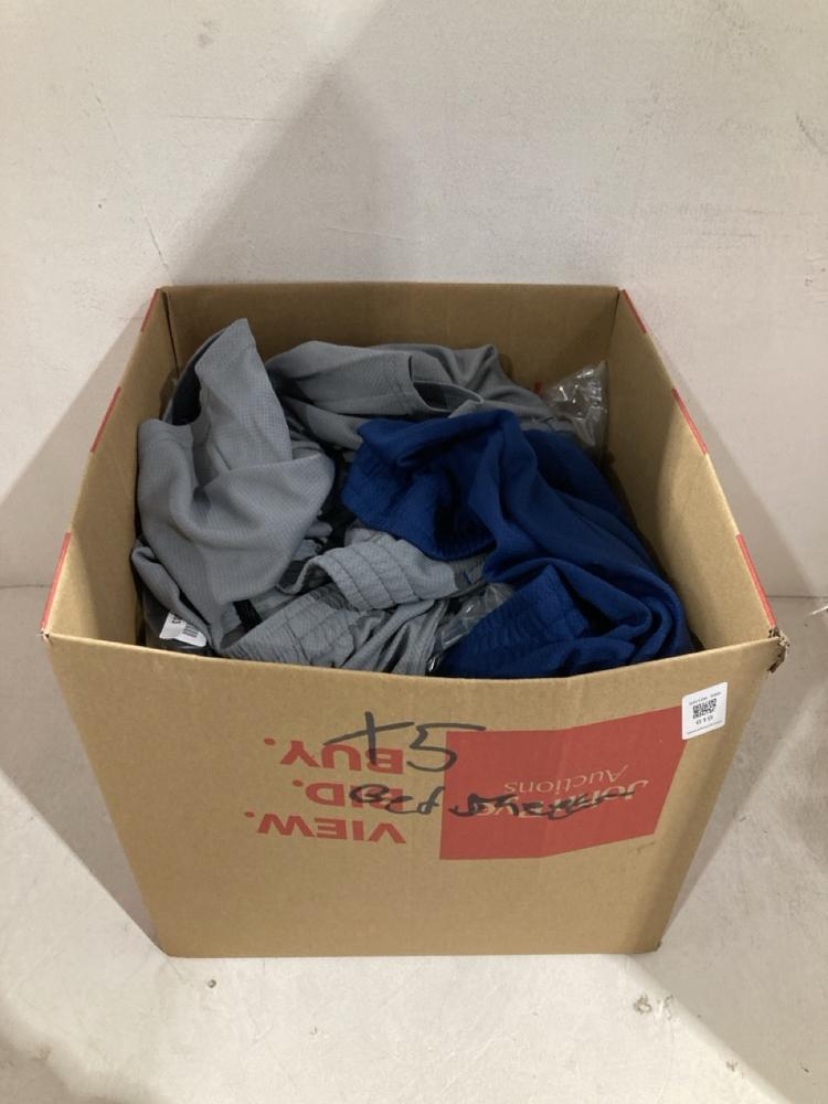 Lot 579  
            Birmingham SR108 - Parcel Delivery Only 

                
BOX OF MEN'S CLOTHING TO INCLUDE GREY SHORTS SIZE XL