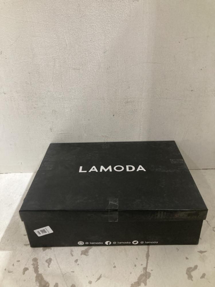 Lot 590  
            Birmingham SR108 - Parcel Delivery Only 

                
LAMODA BLACK LADES BOOTS SIZE UK 8