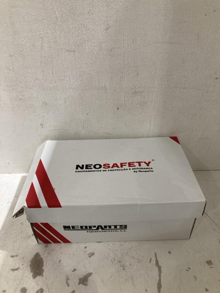 Lot 591  
            Birmingham SR108 - Parcel Delivery Only 

                
NEO SAFETY BLACK BOOTS SIZE EU 41