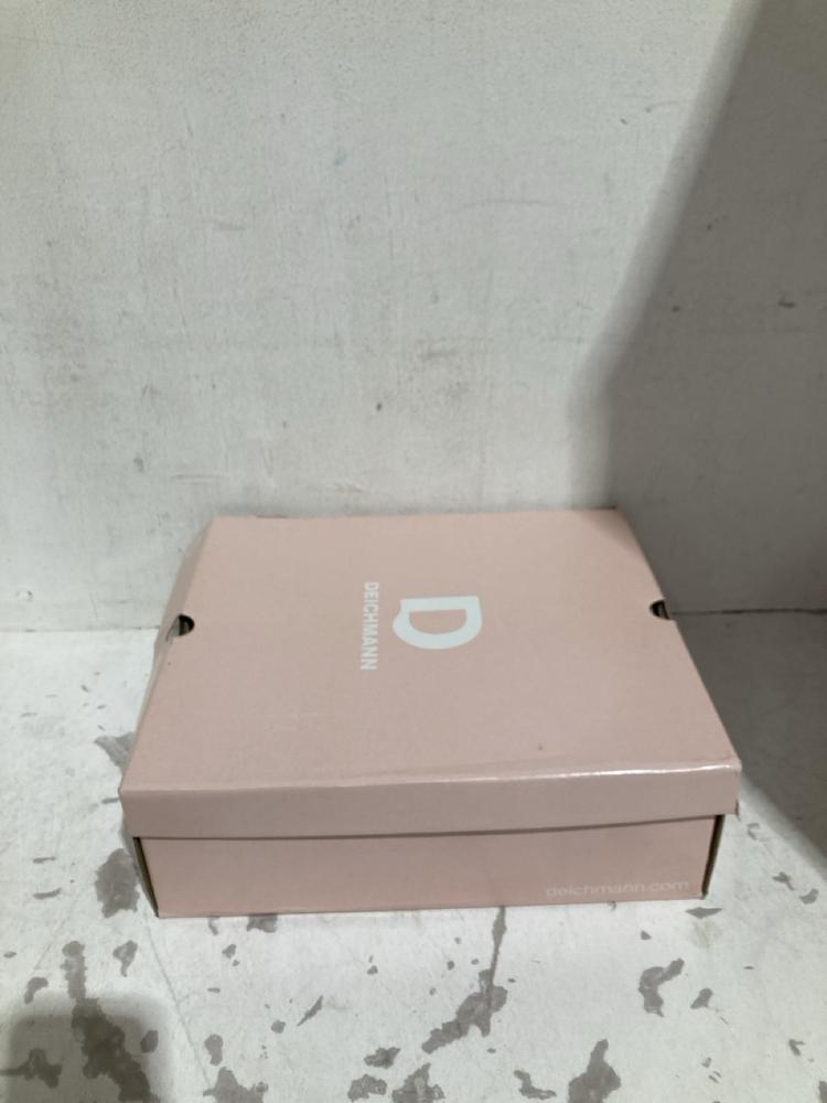 Lot 601  
            Birmingham SR108 - Parcel Delivery Only 

                
DEICHMANN BLACK ANKLE BOOTS SIZE 7