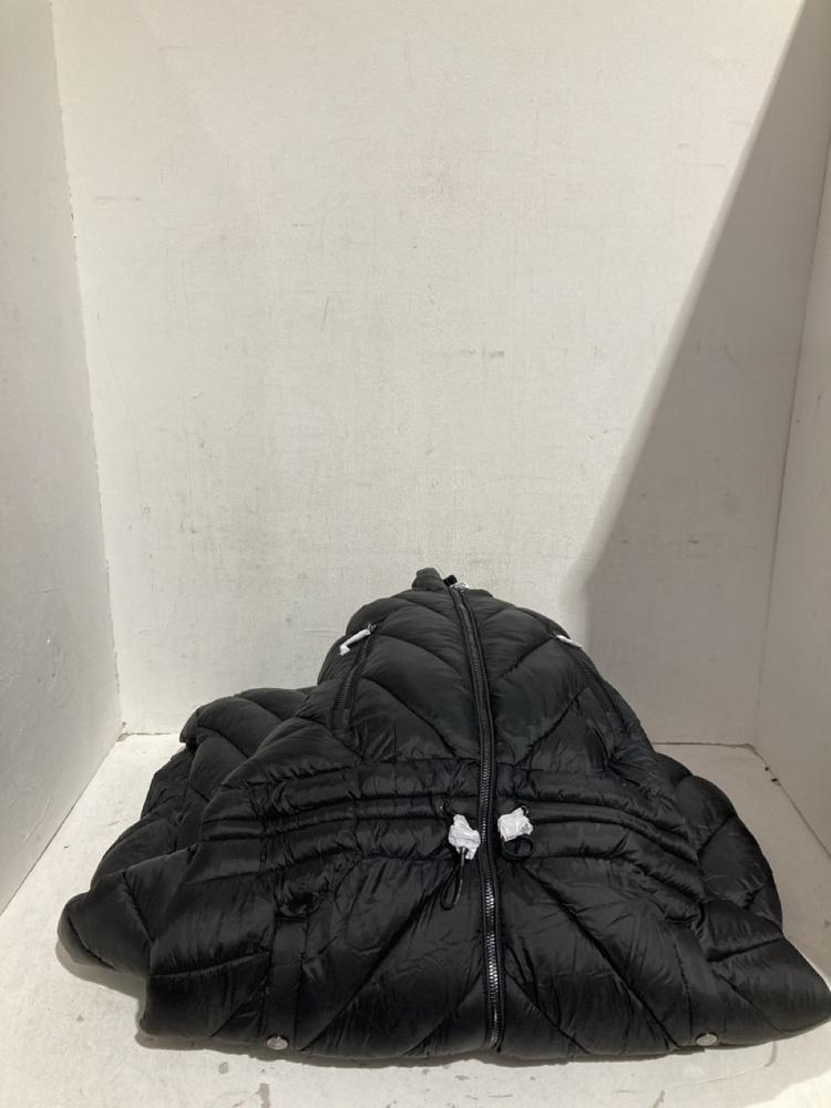 Lot 605  
            Birmingham SR108 - Parcel Delivery Only 

                
BOX OF ITEMS TO INCLUDE BLUE WOOL BUTTON UP COAT NO SIZE GIVEN