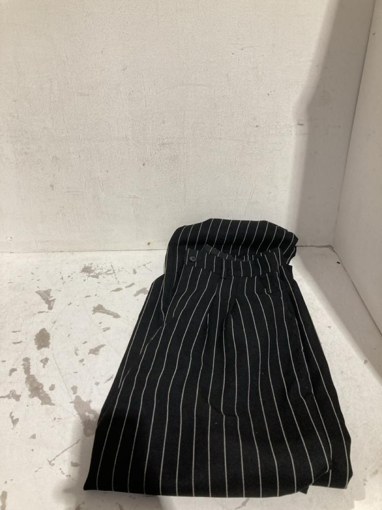 Lot 613  
            Birmingham SR108 - Parcel Delivery Only 

                
BOX OF ITEMS TO INCLUDE BLUE BUTTON UP SHIRT NO SIZE GIVEN