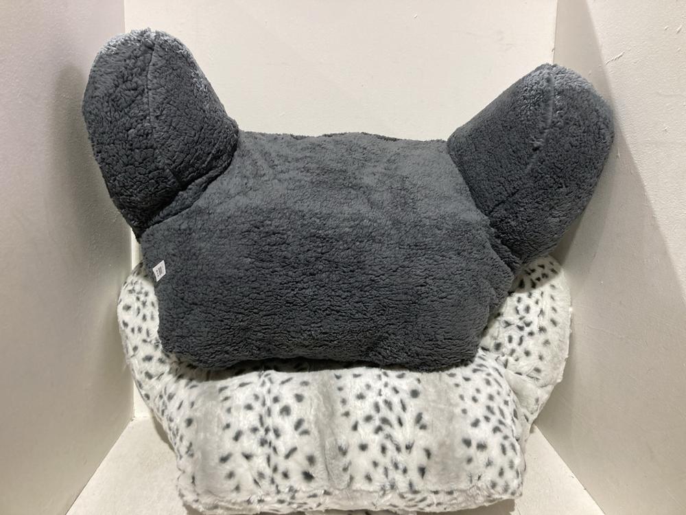 Lot 614  
            Birmingham SR108 - Parcel Delivery Only 

                
2 X ITEMS TO INCLUDE DARK GREY LARGE FLUFFY CUSHION
