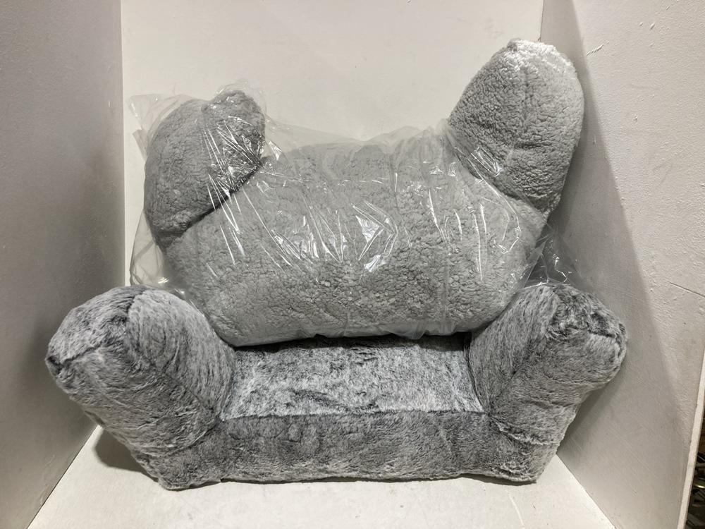 Lot 615  
            Birmingham SR108 - Parcel Delivery Only 

                
2 X LIGHT GREY FLUFFY CUSHION