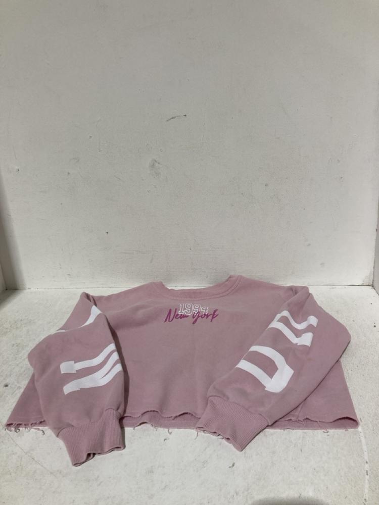 Lot 628  
            Birmingham SR108 - Parcel Delivery Only 

                
BOX OF ITEMS TO INCLUDE FRENCH CONNECTION BLUE & WHITE STRIPE LONG SLEEVE JUMPER ...