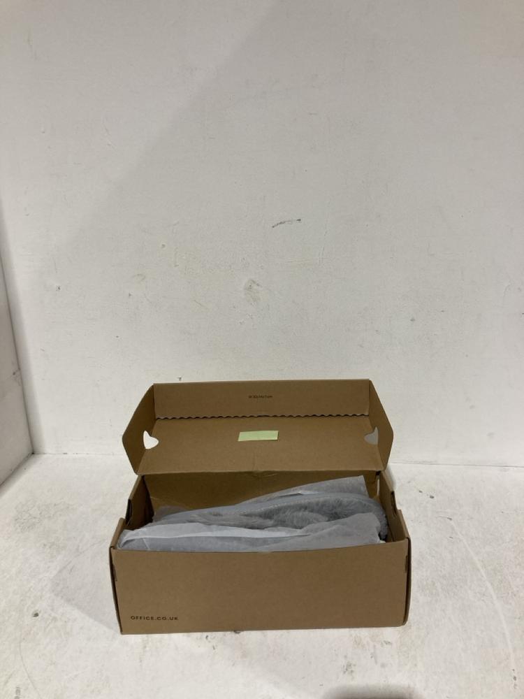 Lot 654  
            Birmingham SR108 - Parcel Delivery Only 

                
HOLLAND COOPER GOLD DRIVING LOAFERS SIZE U K 5