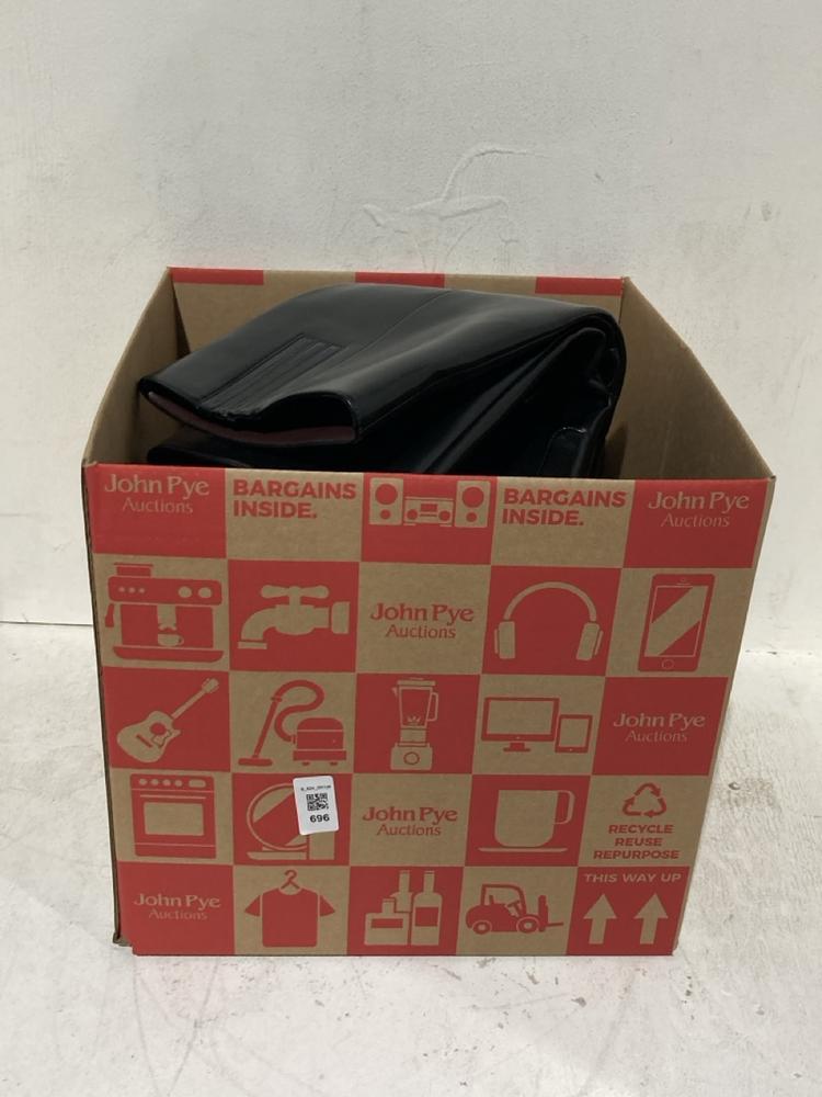 Lot 696  
            Birmingham SR108 - Parcel Delivery Only 

                
BOX OF ITEMS TO INCLUDE BLACK LEATHER SHINY KNEE BOOTS NO SIZE GIVEN
