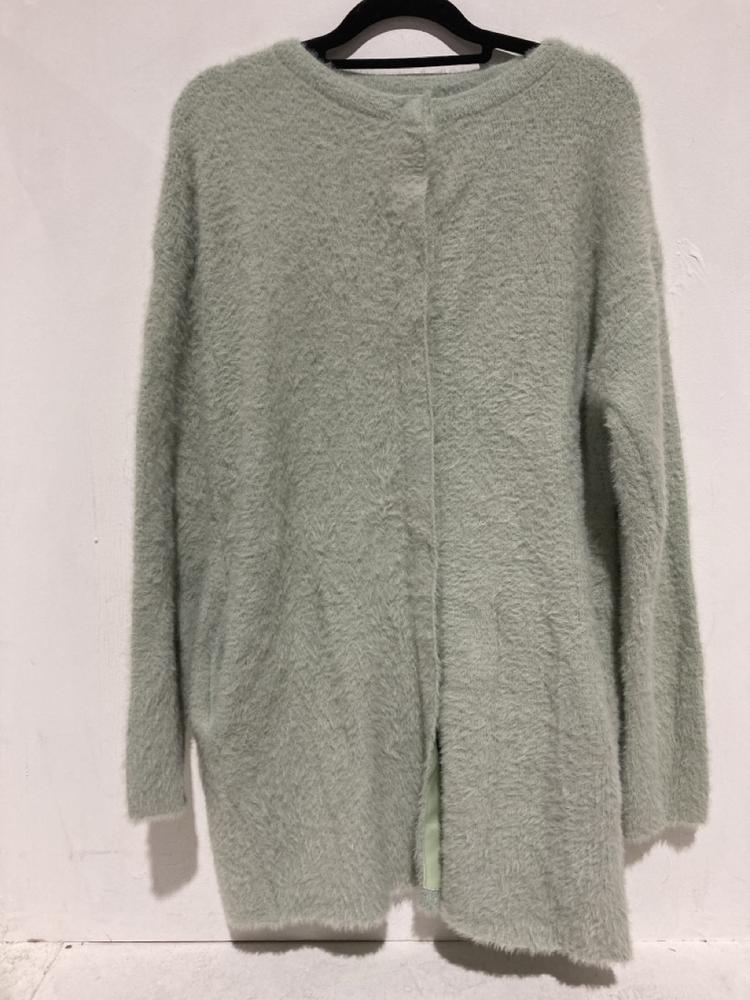 Lot 713  
            Birmingham SR108 - Parcel Delivery Only 

                
BOX OF ITEMS TO INCLUDE BLACK BLAZE SIZE M