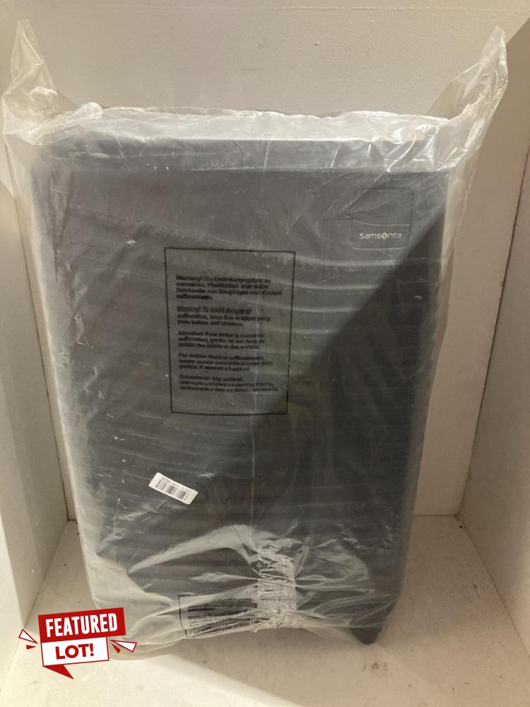 Lot 72  
            Birmingham SR108 - Parcel Delivery Only 

                
SAMSONITE SPINNER EXTRA LARGE EXPANDABLE HARD SHELL SUITCASE IN BLACK ORIGINAL RR...