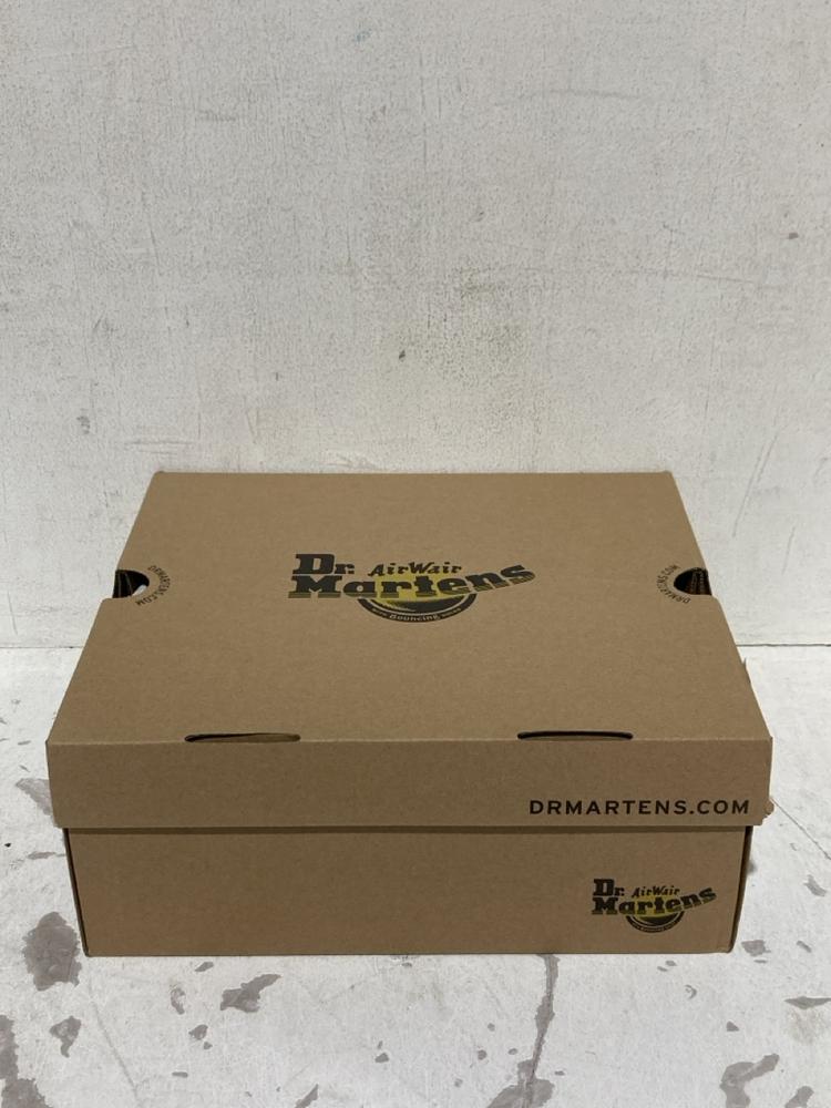 Lot 89  
            Birmingham SR108 - Parcel Delivery Only 

                
DR MARTENS 2976 LEONORE BOOTS SIZE 4