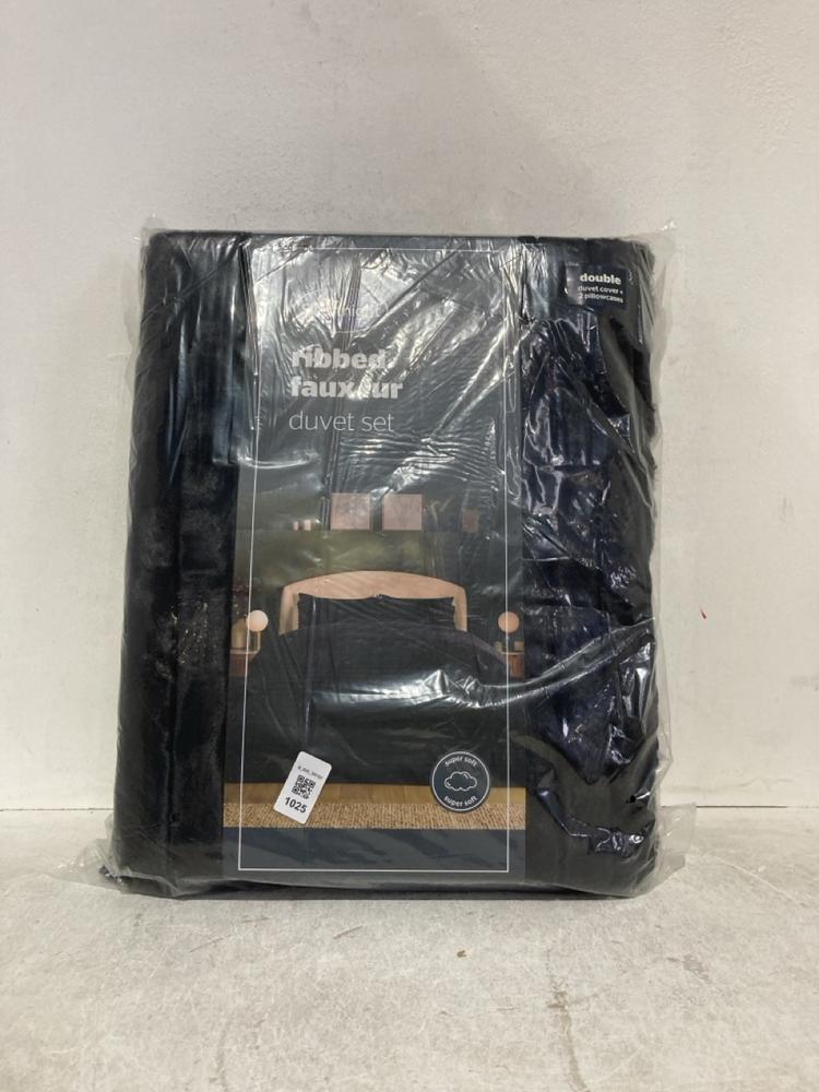 Lot 1025  
            Birmingham SR107 - Parcel Delivery Only 

                
SILENTNIGHT RIBBED FAUX FUR DUVET SET DOUBLE