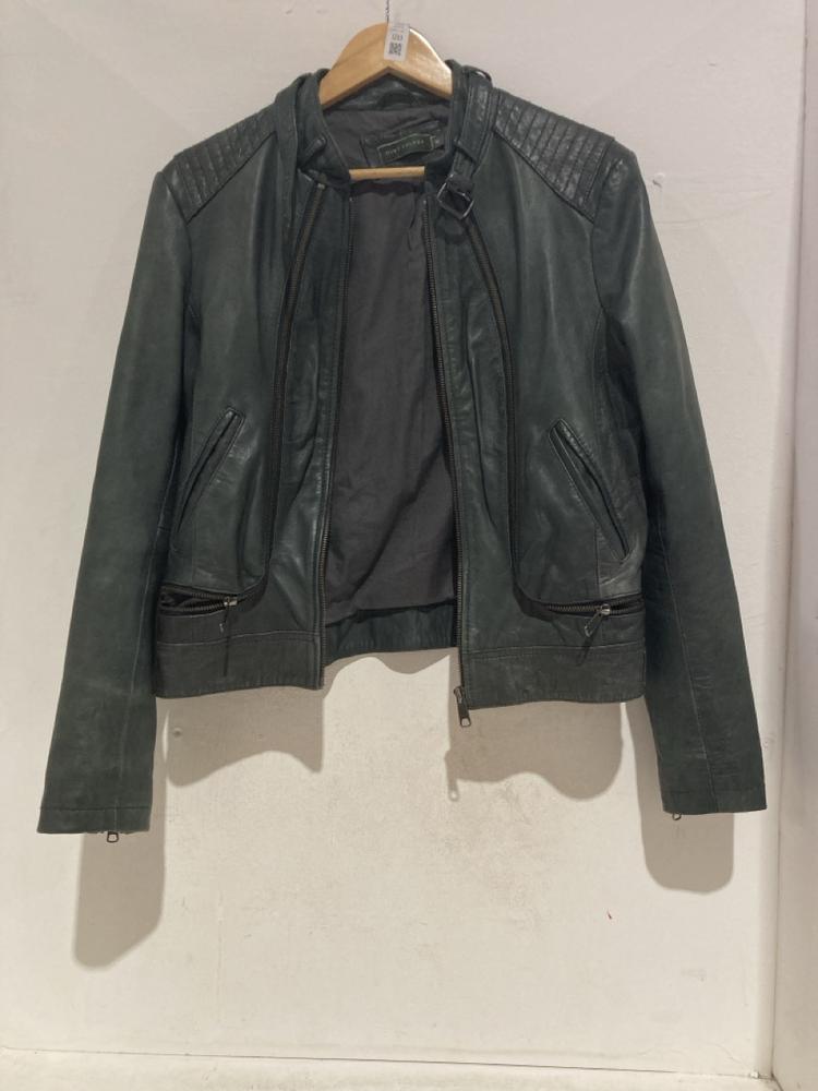 Lot 1055  
            Birmingham SR107 - Parcel Delivery Only 

                
GREY LEATHER BOMBER JACKET UK SIZE 14