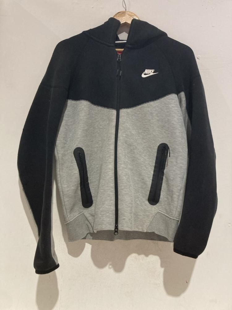 Lot 1061  
            Birmingham SR107 - Parcel Delivery Only 

                
BOYS NIKE TECH FLEECE JACKET SIZE S