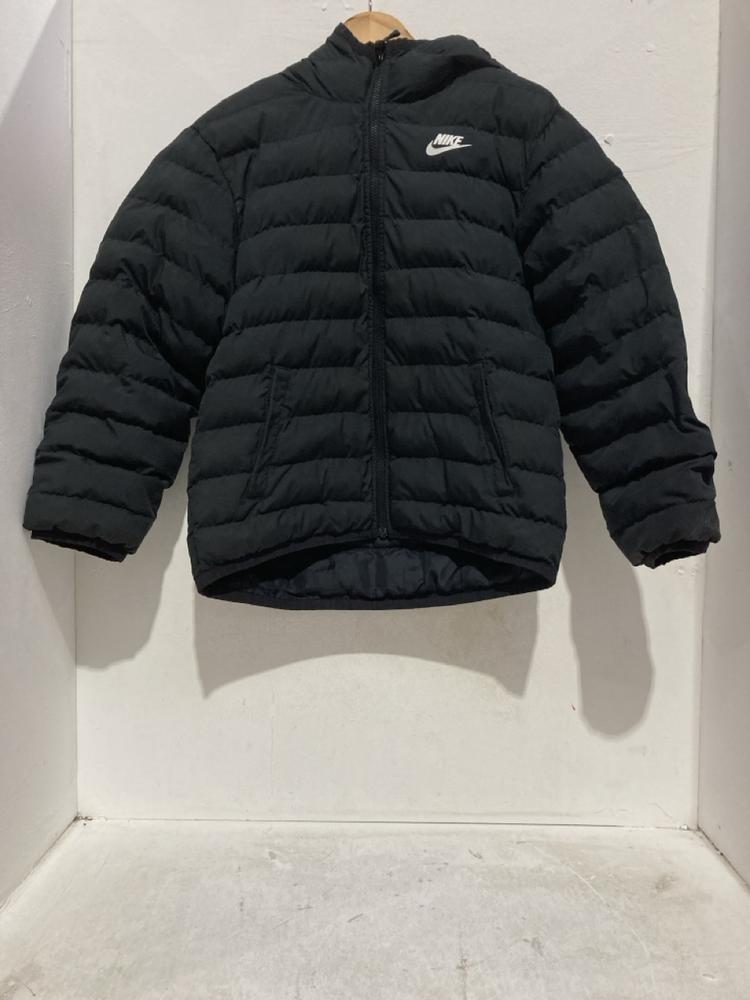 Lot 1080  
            Birmingham SR107 - Parcel Delivery Only 

                
CHILDRENS NIKE COAT IN BLACK SIZE L 147-158 CM
