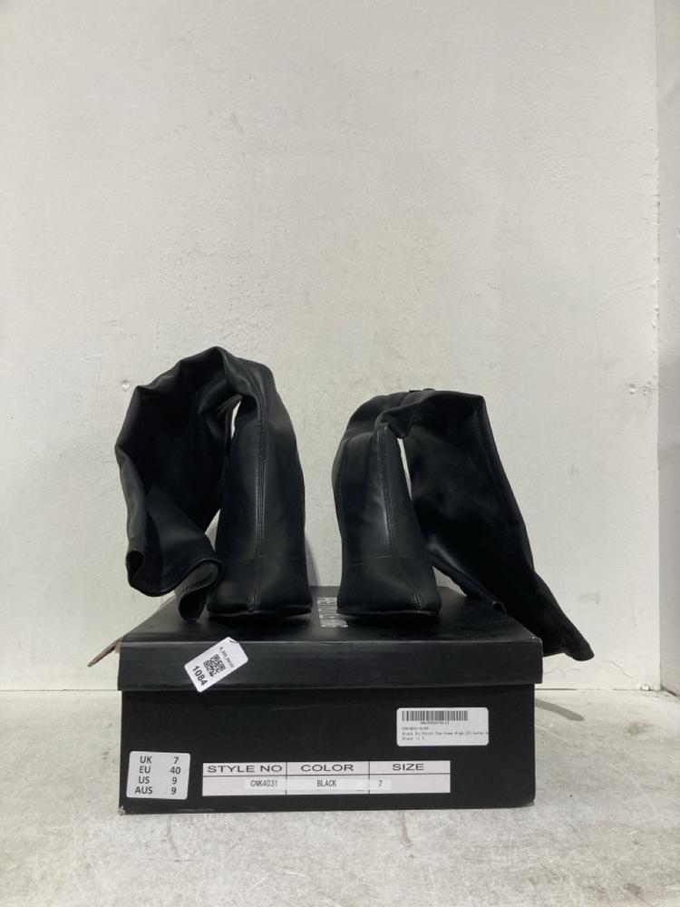 Lot 1084  
            Birmingham SR107 - Parcel Delivery Only 

                
WOMENS BLACK BOOTS SIZE UK 7