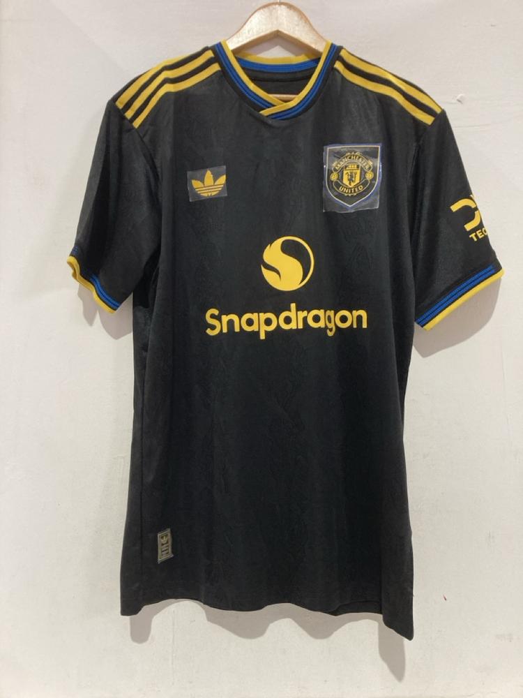 Lot 1094  
            Birmingham SR107 - Parcel Delivery Only 

                
MANCHESTER UNITED ADIDAS JUNIOR 3RD KIT SIZE XXL