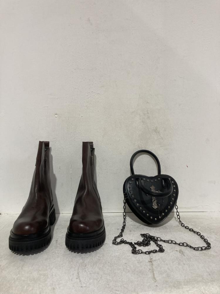 Lot 1104  
            Birmingham SR107 - Parcel Delivery Only 

                
ASSORTED WOMEN'S CLOTHING TO INCLUDE BLACK HEART SHAPED LEATHER HANDBAG