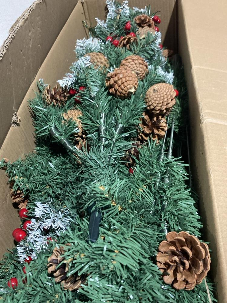 Lot 257  
            Birmingham SR107 - Parcel Delivery Only 

                
SMALL ARTIFICIAL CHRISTMAS TREE