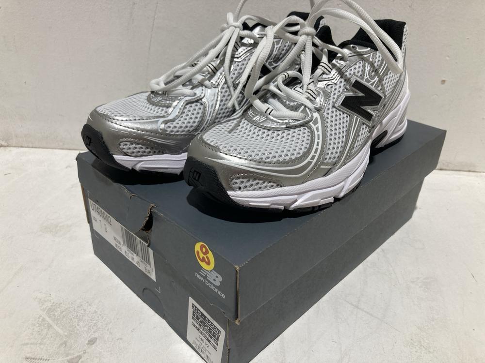 Lot 595  
            Birmingham SR107 - Parcel Delivery Only 

                
NEW BALANCE 740 TRAINERS SIZE 6.5