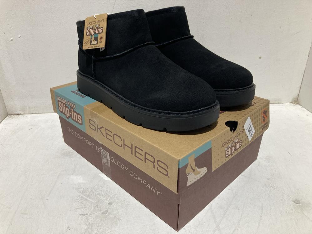 Lot 597  
            Birmingham SR107 - Parcel Delivery Only 

                
SKECHERS SLIP IN KEEPSAKE COSY MINI BOOTS BLACK BOOTS SIZE 6