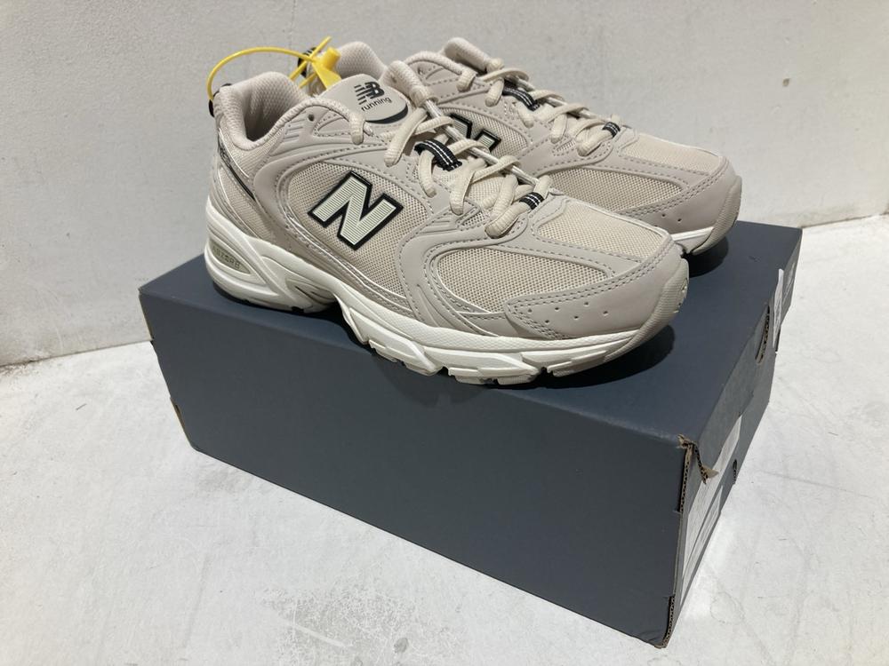 Lot 598  
            Birmingham SR107 - Parcel Delivery Only 

                
NEW BALANCE 530 TRAINERS SIZE 5