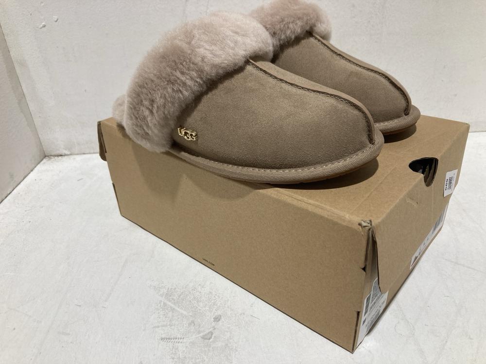 Lot 599  
            Birmingham SR107 - Parcel Delivery Only 

                
UGS SCUFFETTE II METAL LOGO SLIPPERS SIZE 5