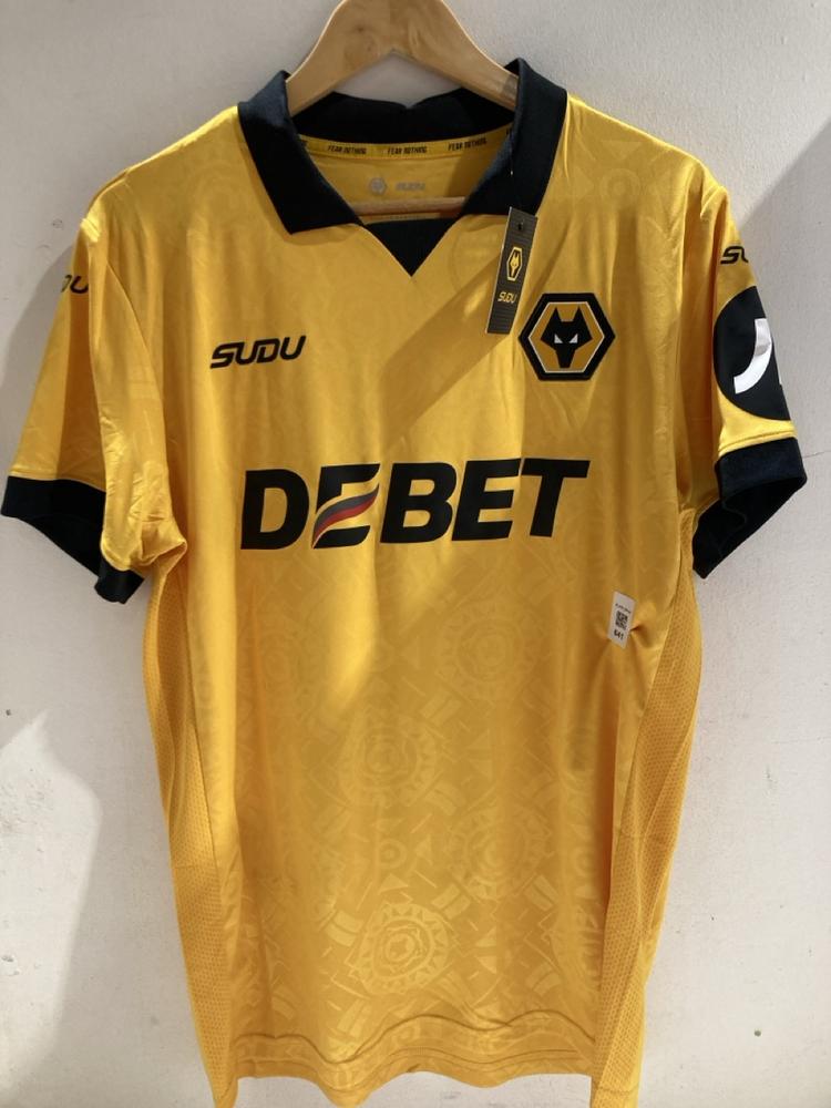Lot 641  
            Birmingham SR107 - Parcel Delivery Only 

                
WOLVES FOOTBALL SHIRT SIZE M