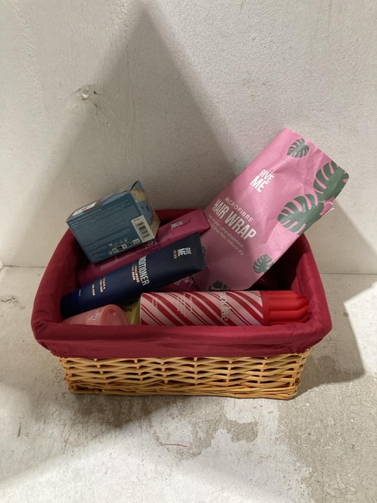Lot 711  
            Birmingham SR107 - Parcel Delivery Only 

                
BASKET OF WOMAN'S BEAUTY/BATH PRODUCTS TO INCLUDE GIVE ME SHAMPOO + CONDITIONER