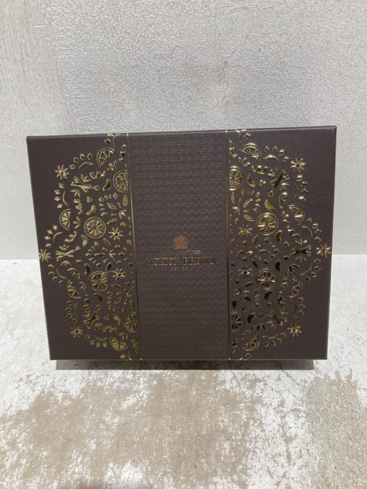 Lot 720  
            Birmingham SR107 - Parcel Delivery Only 

                
MOLTON BROWN GIFT SET SHOWER GEL SET
