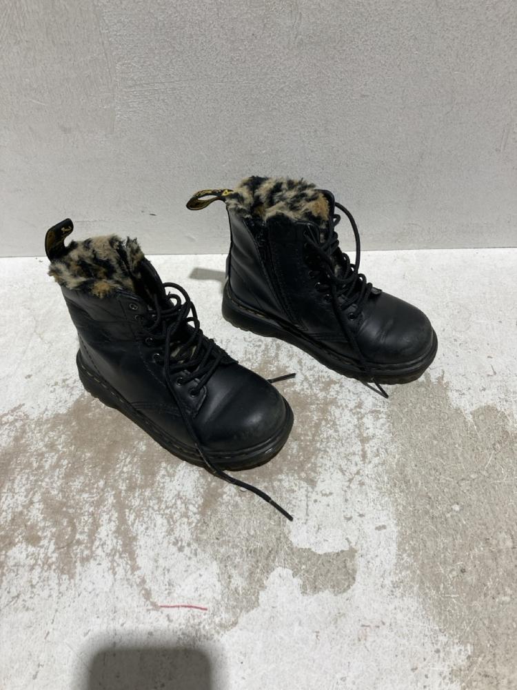 Lot 723  
            Birmingham SR107 - Parcel Delivery Only 

                
CHILDS GIRLS DOC MARTENS BLACK LEATHER SIZE 9