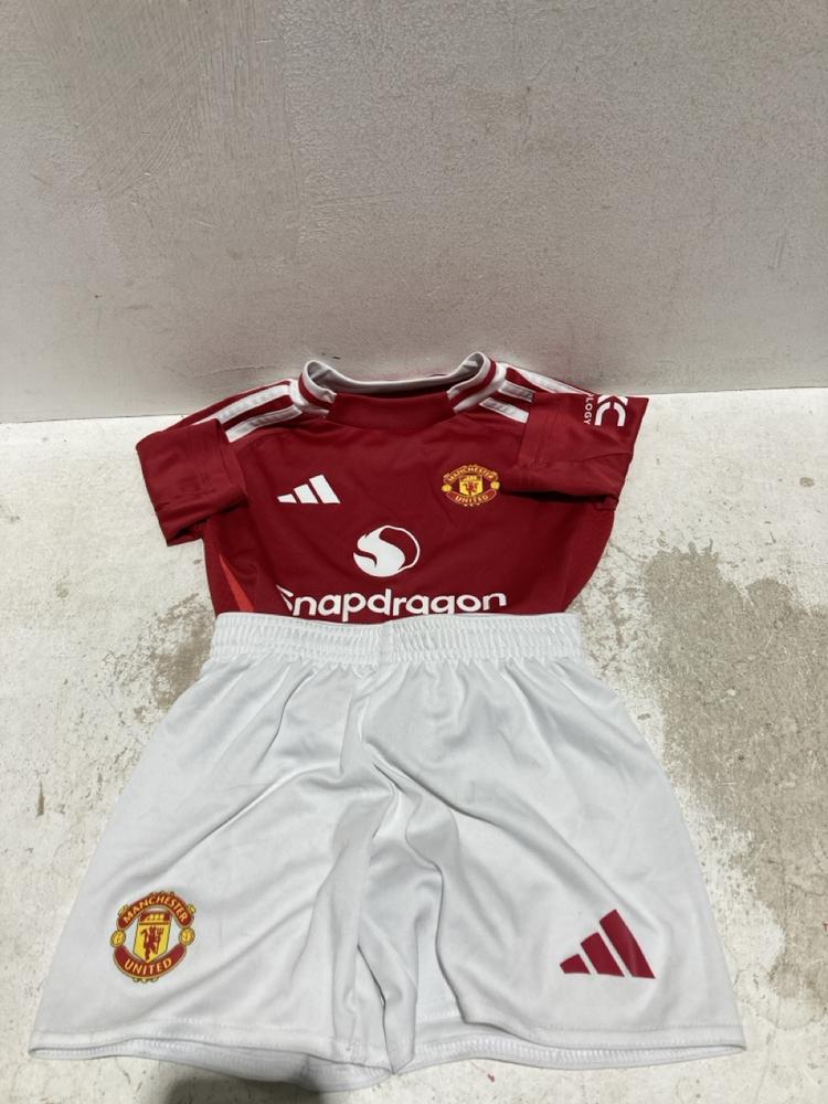 Lot 727  
            Birmingham SR107 - Parcel Delivery Only 

                
MANCHESTER UNITED RED HOME FOOTBALL KIT CHILDS SIZE 3-4Y