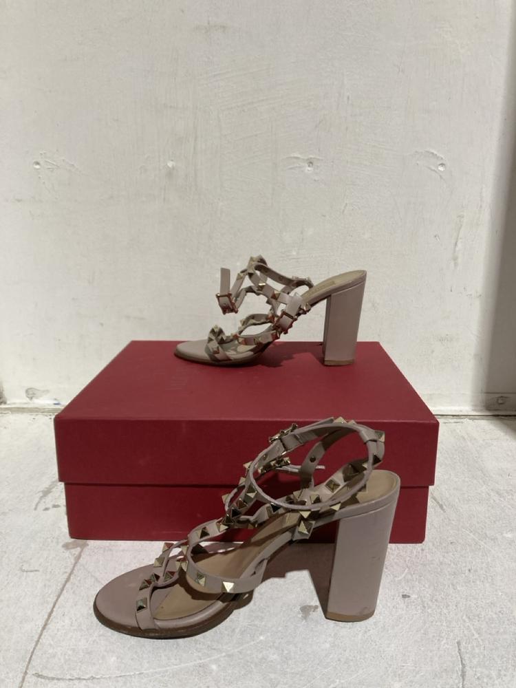 Lot 73  
            Birmingham SR107 - Parcel Delivery Only 

                
VALENTINO GARAVANI HEELED SANDALS SIZE 37 APPROX ORIGINAL RRP £474