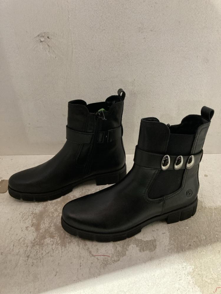 Lot 770  
            Birmingham SR107 - Parcel Delivery Only 

                
WOMENS FLEECE LINING BLACK LEATHER BOOTS SIZE 44 EUR