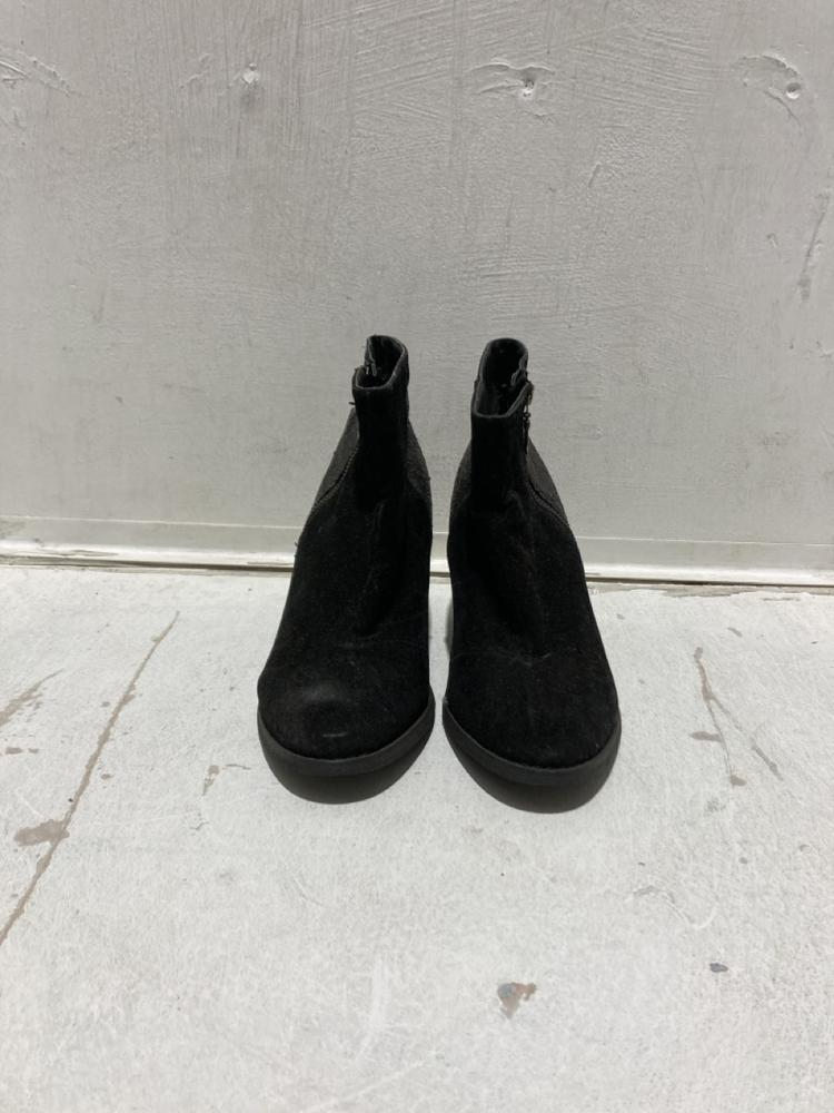 Lot 839  
            Birmingham SR107 - Parcel Delivery Only 

                
WOOLWORTHS HEELS SIZE 6