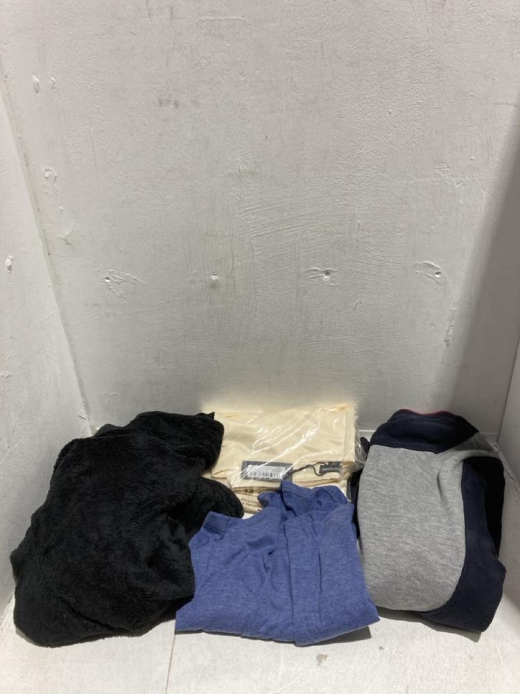 Lot 847  
            Birmingham SR107 - Parcel Delivery Only 

                
4 X CLOTHING ITEMS TO INCLUDE BURBERRY VINTAGE JUMPER SIZE LARGE