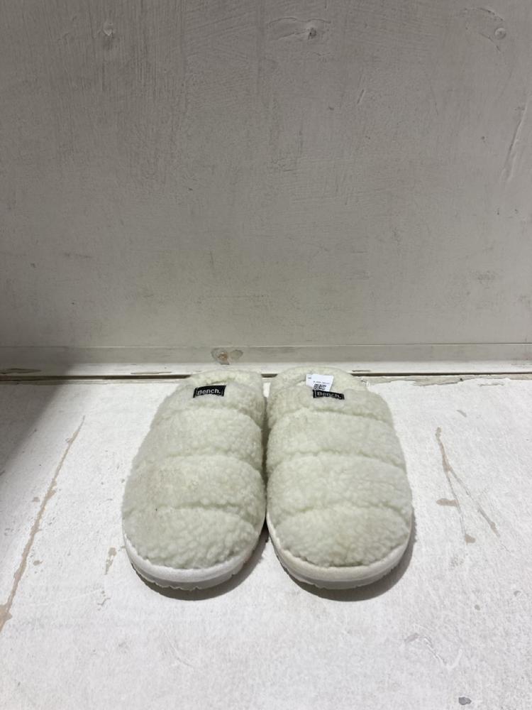 Lot 881  
            Birmingham SR107 - Parcel Delivery Only 

                
BENCH RED LOGO T-SHIRT SIZE L, BENCH FLUFFY SLIPPERS WHITE MALE SIZE 5/6