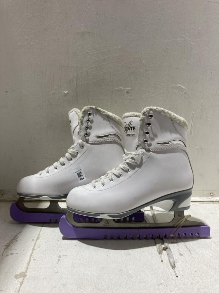 Lot 884  
            Birmingham SR107 - Parcel Delivery Only 

                
WOMENS WHITE LEATHER ICE SKATES FLUFFY INSIDES SIZE 10