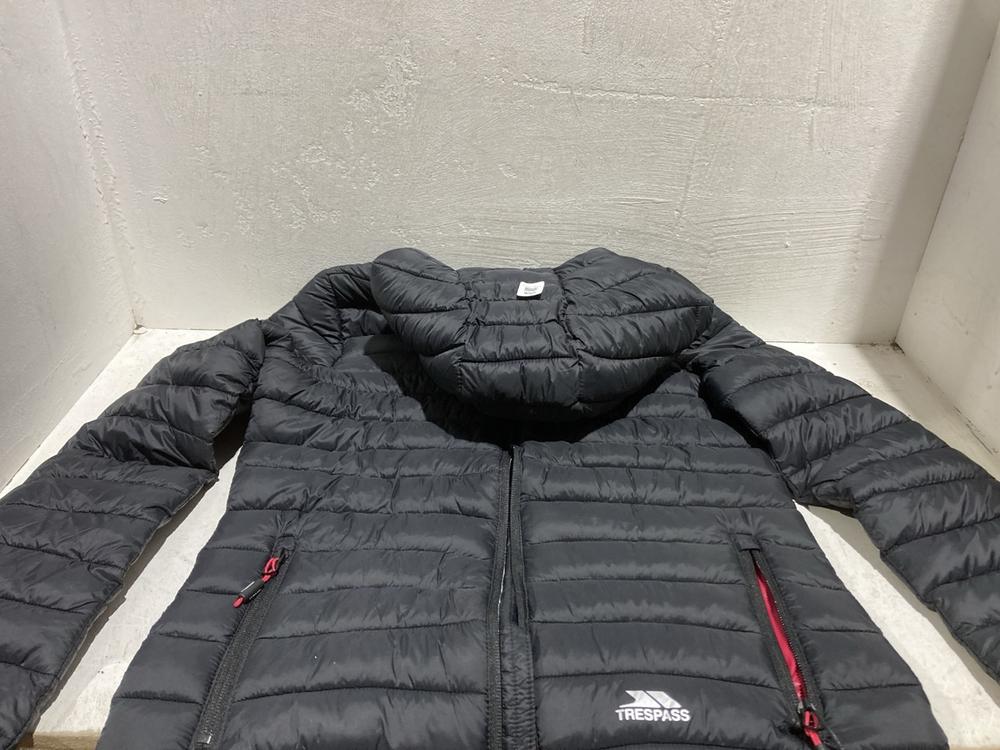Lot 898  
            Birmingham SR107 - Parcel Delivery Only 

                
TRESPASS PUFFER JACKET IN BLACK SIZE X SMALL