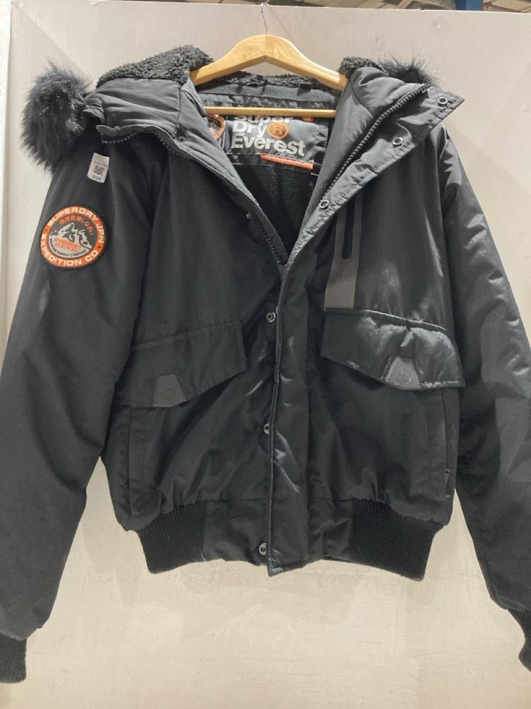 Lot 928  
            Birmingham SR107 - Parcel Delivery Only 

                
SUPERDRY BLACK PUFFER FUR HOOD JACKET MENS SIZE M