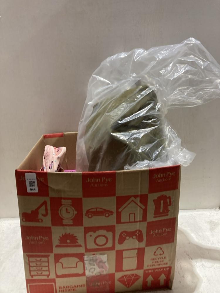 Lot 944  
            Birmingham SR107 - Parcel Delivery Only 

                
BOX OF ASSORTED HANDBAGS TO INCLUDE PERTH PINCH SUEDETTE GREEN ONE SIZE